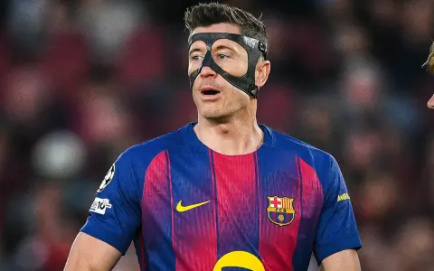 Robert Lewandowski w masce ochronnej, w barwach Barcelony, gotowy do gry dla kadry.