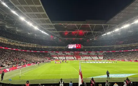 Stadion Wembley podczas meczu, tłumy kibiców tworzą biało-czerwone mozaiki. Emocje jak na najlepszych ligach angielskich.