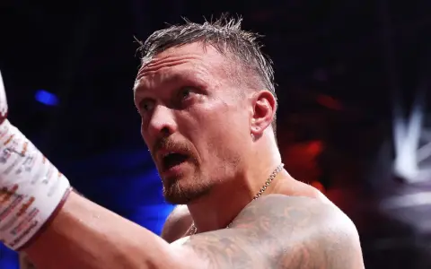 Usyk, z mokrymi włosami i zaciętą miną, kontynuuje budowanie swojego imponującego rekordu w boksie.