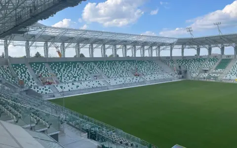 Puste sektory stadionu Radomiaka czekają na kibiców. Zielona murawa i nowoczesna konstrukcja dachu tworzą imponujący widok.
