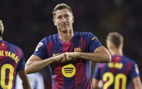 Robert Lewandowski w barwach Barcelony, z dumą prezentuje swoje osiągnięcia. Ciekawe, ile zarabia Lewandowski w Barcelonie, patrząc na jego zaangażowanie.