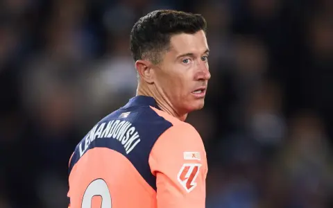 Robert Lewandowski w koszulce z nazwiskiem. Czy to już zapowiedź końca kariery?