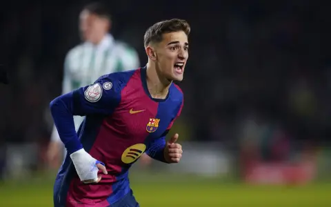 Gavi z zabandażowaną ręką, mimo kontuzji, krzyczy na boisku w barwach FC Barcelony.