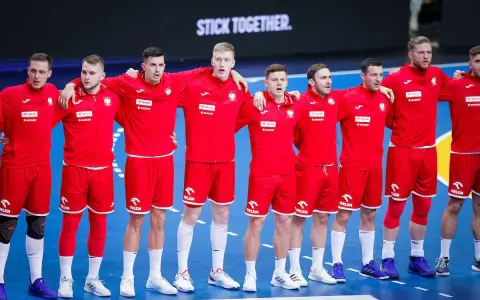 Drużyna Polski w piłce ręcznej w czerwonych strojach, gotowa do walki. Kiedy następny mecz polski w piłce ręcznej?