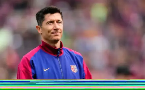 Robert Lewandowski, jeden z najlepiej zarabiających piłkarzy, w stroju FC Barcelony.