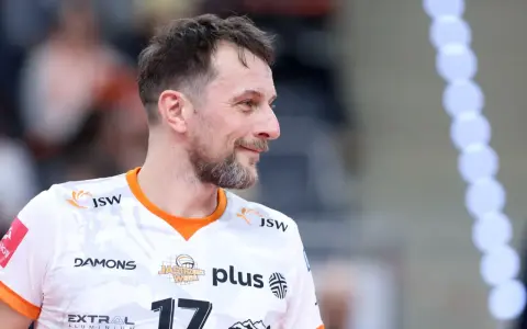 Uśmiechnięty rozgrywający w siatkówce, z numerem 17 na koszulce, gotowy do gry.