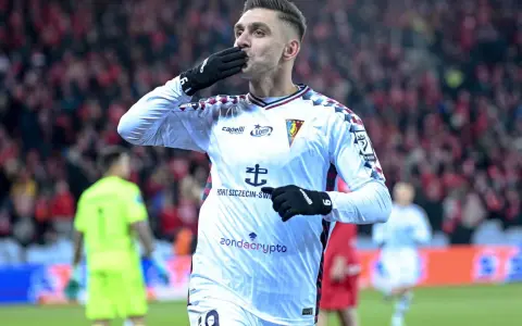 Piłkarz Pogonii Szczecin całuje rękę po golu w meczu z Widzewem Łódź.