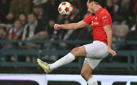 Piłkarz Wisły Kraków w akcji podczas meczu z Miedzią Legnica. Strzał na bramkę!