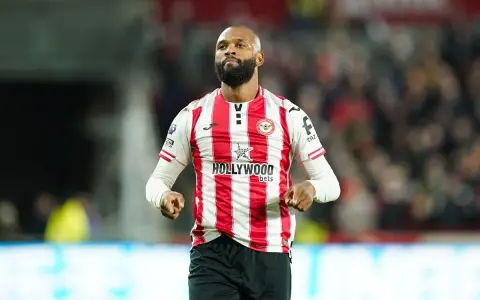 Piłkarz Igor Thiago w koszulce Brentford FC z logo Hollywoodbets.