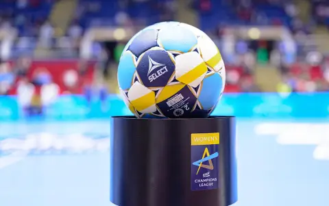 Piłka do piłki ręcznej na podium z logo EHF Champions League. Gdzie oglądać mecze?