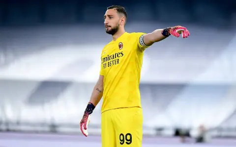 Gianluigi Donnarumma, bramkarz w żółtym stroju z numerem 99, w rękawicach, na boisku. Jego obecne drużyny to PSG i reprezentacja Włoch.