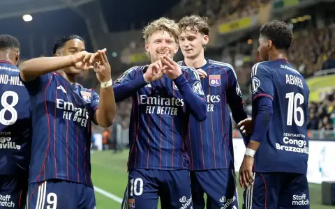 Piłkarze Olympique Lyon świętują zwycięstwo nad OGC Nice. Radość na twarzach zawodników po udanym meczu.