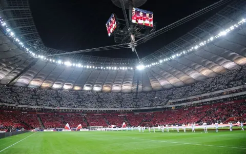 Stadion Narodowy w Warszawie, z pełną widownią, która tworzy biało-czerwony wzór. Jego imponująca pojemność robi wrażenie.