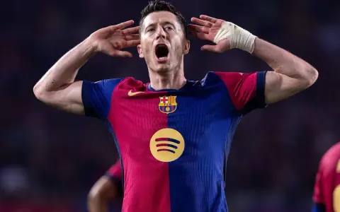 Robert Lewandowski, jeden z najlepszych strzelców Barcelony, świętuje bramkę.