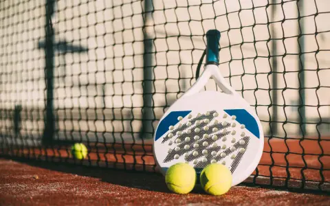 Padel podbija Polskę: raport z kortów