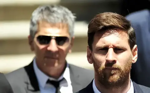 Jorge Messi, ojciec Lionela, w okularach przeciwsłonecznych obok syna.