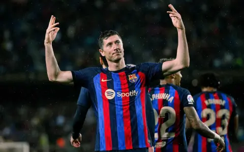 Robert Lewandowski, lider klasyfikacji strzelców La Liga, świętuje bramkę.