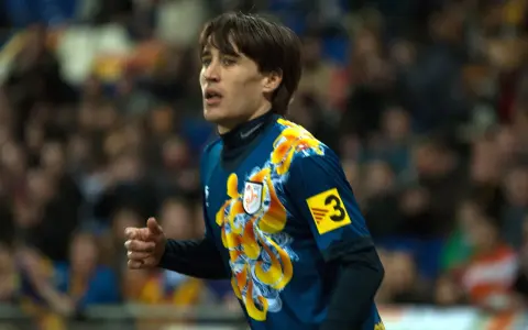 Bojan Krkić w akcji, jego bojan krkić statystyki są imponujące. Piłkarz w niebieskiej koszulce z żółtym wzorem.