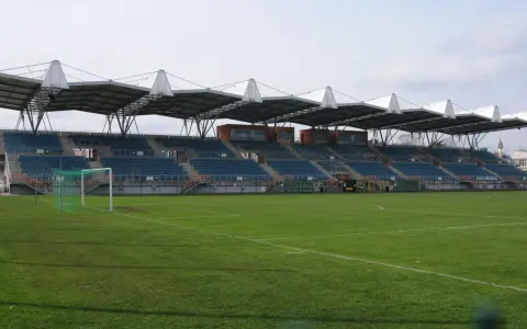 Pusta trybuna i zielona murawa stadionu Siarki Tarnobrzeg czekają na emocje kibiców.