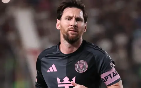 Lionel Messi, kapitan Interu Miami, w czarnej koszulce z różowymi detalami. Właśnie tu gra Messi, zdobywając kolejne gole.