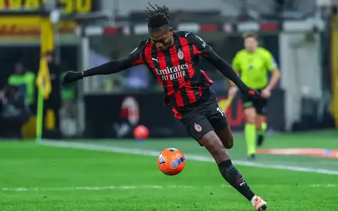 Piłkarz A.C. Milan w akcji podczas meczu z Lazio.