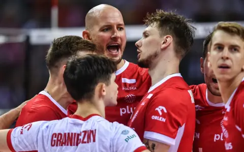 Byli siatkarze polscy w czerwonych strojach, w emocjonalnym geście jedności na boisku.