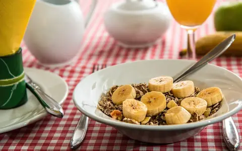 Płatki z bananem i sokiem pomarańczowym to idealna odpowiedź na pytanie: co zjeść przed meczem piłki nożnej.