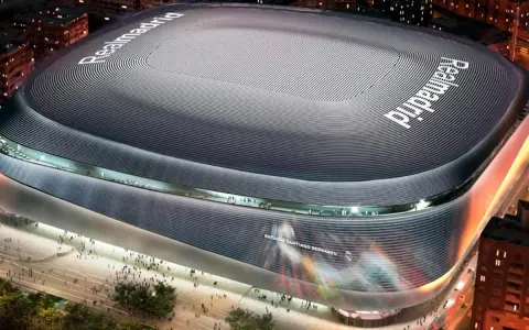 Nowoczesny stadion w Madrycie, Santiago Bernabéu, lśni w nocnym świetle.