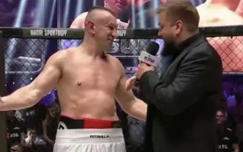 Adamek, gwiazda KSW, udziela wywiadu po walce.