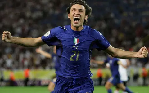 Piłkarz w niebieskiej koszulce reprezentacji Włoch z numerem 21, Andrea Pirlo, świętuje bramkę. Ile lat ma Pirlo?