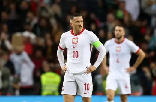 Piłkarz reprezentacji Polski w piłce nożnej mężczyzn z numerem 10 na koszulce, w meczu przeciwko reprezentacji Szkocji.