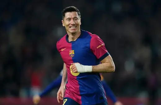 Robert Lewandowski w barwach Barcelony, jeden z najlepszych napastników świata, cieszy się po strzelonej bramce.