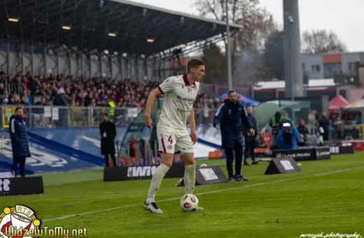 Piłkarz w białej koszulce z numerem 4, przygotowuje się do gry podczas meczu Raków Częstochowa – Widzew Łódź.