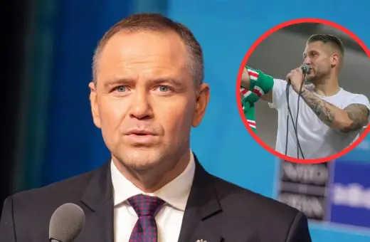 Staruch w garniturze i młody mężczyzna z tatuażami i szalikiem w tle.
