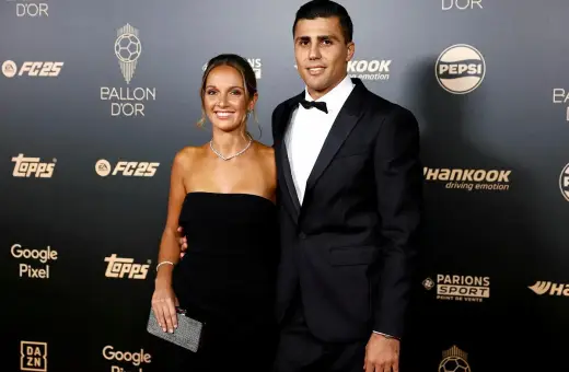 Para młoda na gali Ballon d'Or. On w eleganckim garniturze, ona w czarnej sukni. Może to najmłodszy zdobywca złotej piłki?