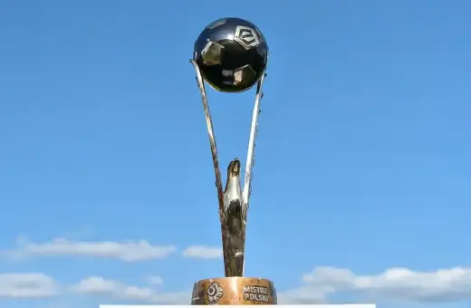 Trofeum dla mistrza polski ekstraklasa, symbol zwycięstwa i dumy polskiej piłki nożnej.