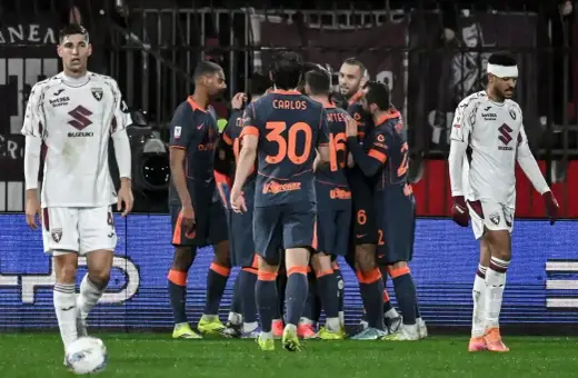 Piłkarze Interu Mediolan świętują bramkę, podczas gdy zawodnicy Torino FC patrzą zrezygnowani.