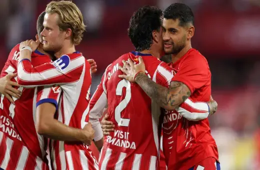 Zawodnicy La Liga w czerwono-białych strojach świętują razem.