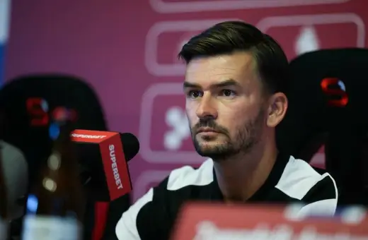 Twarz trenera Górnika Zabrze, skupionego podczas konferencji prasowej.
