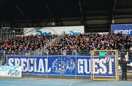Tryb kibicowania na meczu, gdzie rankingi ŁKS Łódź – Ruch Chorzów są gorącym tematem. Fani Ruchu Chorzów z transparentem "SPECIAL GUEST".