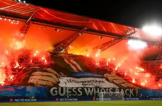 Oprawa Legii Warszawa z pirotechniką i transparentem "Guess Who's Back?". Prezes Legii z pewnością dumny z kibiców.