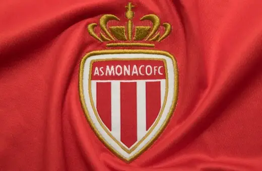 Herb AS Monaco FC na czerwonym tle. Składy: RC Lens – AS Monaco FC.