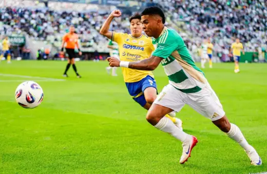 Piłkarz Lechii Gdańsk w zielono-białej koszulce biegnie z piłką, ścigany przez zawodnika Arki Gdynia. Mecz składy: Arka Gdynia – Lechia Gdańsk.