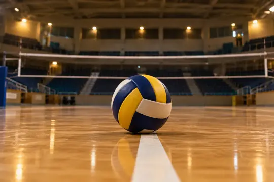 Piłka siatkowa na parkiecie w pustej hali sportowej