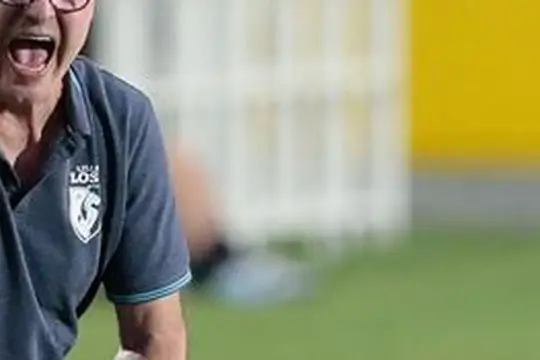 Trener Marcelo Bielsa krzyczy z pasją, ubrany w koszulkę LOSC Lille.