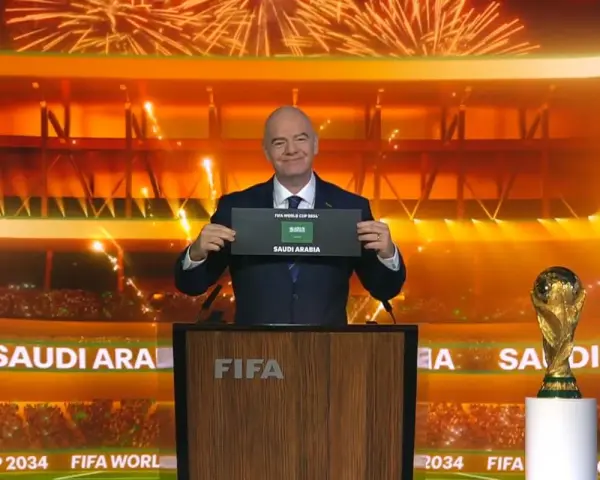 Gianni Infantino ogłasza, że mistrzostwa świata w piłce nożnej 2034 odbędą się w Arabii Saudyjskiej.