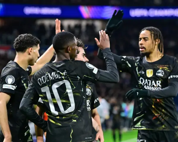Piłkarze PSG świętują bramkę. Ousmane Dembélé z numerem 10 na plecach, Nuno Mendes i inni cieszą się po udanej akcji. Jaki dziś mecz piłki nożnej!