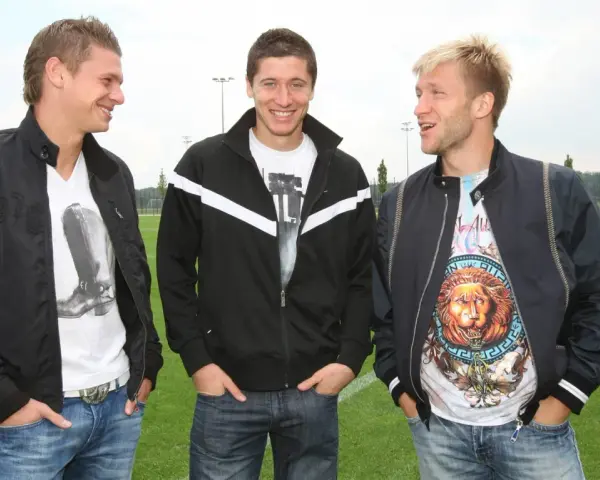 Trzech Polaków w Bundeslidze: Lewandowski, Błaszczykowski i Piszczek pozują na boisku.