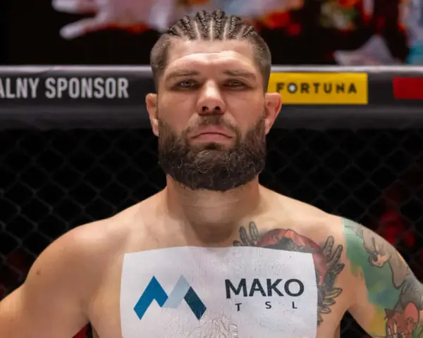 Zacięty wojownik MMA, do złudzenia przypominający Don Diego, z charakterystyczną brodą i warkoczykami, gotowy do walki.
