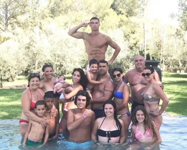 Ronaldo z rodziną w basenie. Ile dzieci ma Ronaldo? Na zdjęciu widać jego dzieci i bliskich.